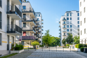 Development area with modern apartment buildings Moderne, energieeffiziente Mehrfamilienhäuser mit Balkonen – nachhaltiger Wohnbau nach GEG-Standard in urbaner Umgebung.